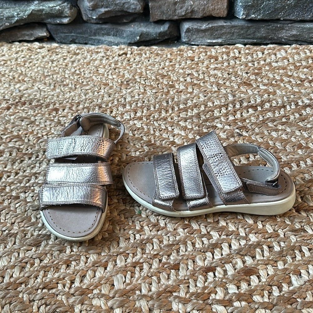 ECCO SOFT 5 3-STRAP SANDAL Rose Gold
Size 37